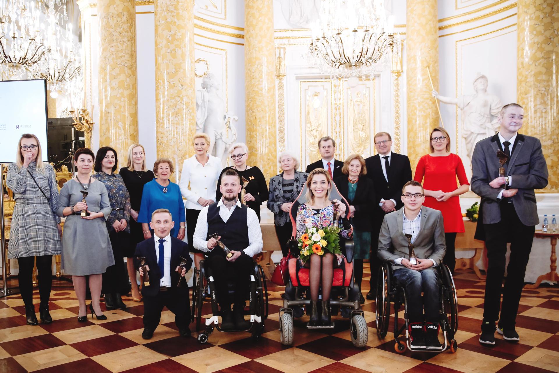 Grupowe zdjęcie laureatów konkursu